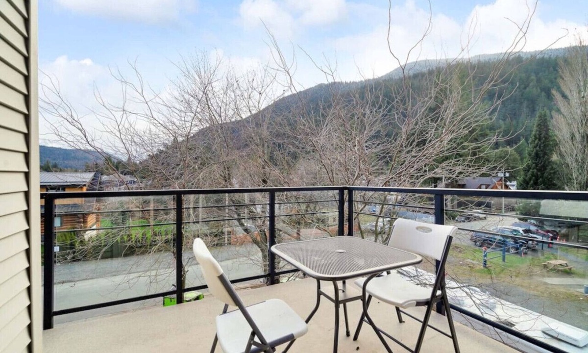 Harrison Hot Springs Apartment | Embrace Serenity Luxe 2BR, Sky-high Deck