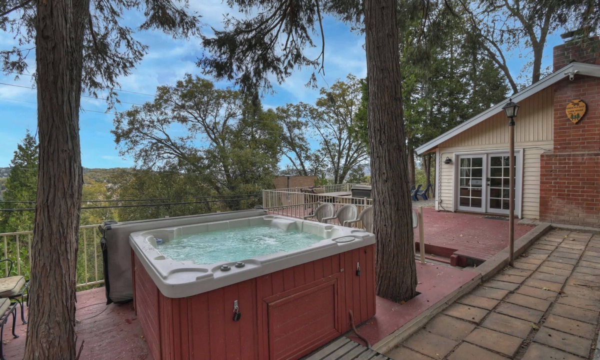 Cedar Glen House | Emerald Arrowhead Haus - Hot Tub & Game Room