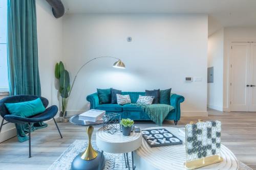 East Orange Apartment | Emerald Escape, Free Parking, 2 Bath, Sleeps 8 Near American Dream and The Airport, King Bed and 2 Queen Beds, Washer and Dryer
