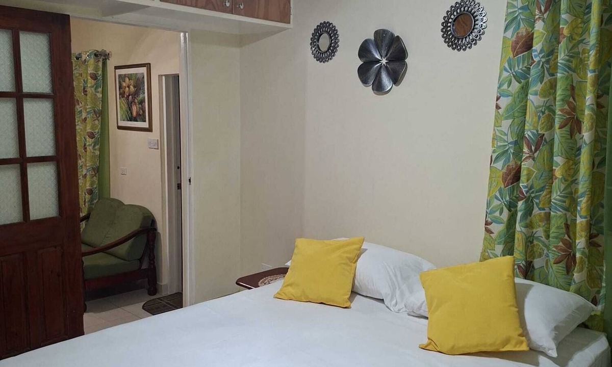 Henrys Apartment | Emerald Haven 1-bedroom apartment with AC designed for comfort & convenience