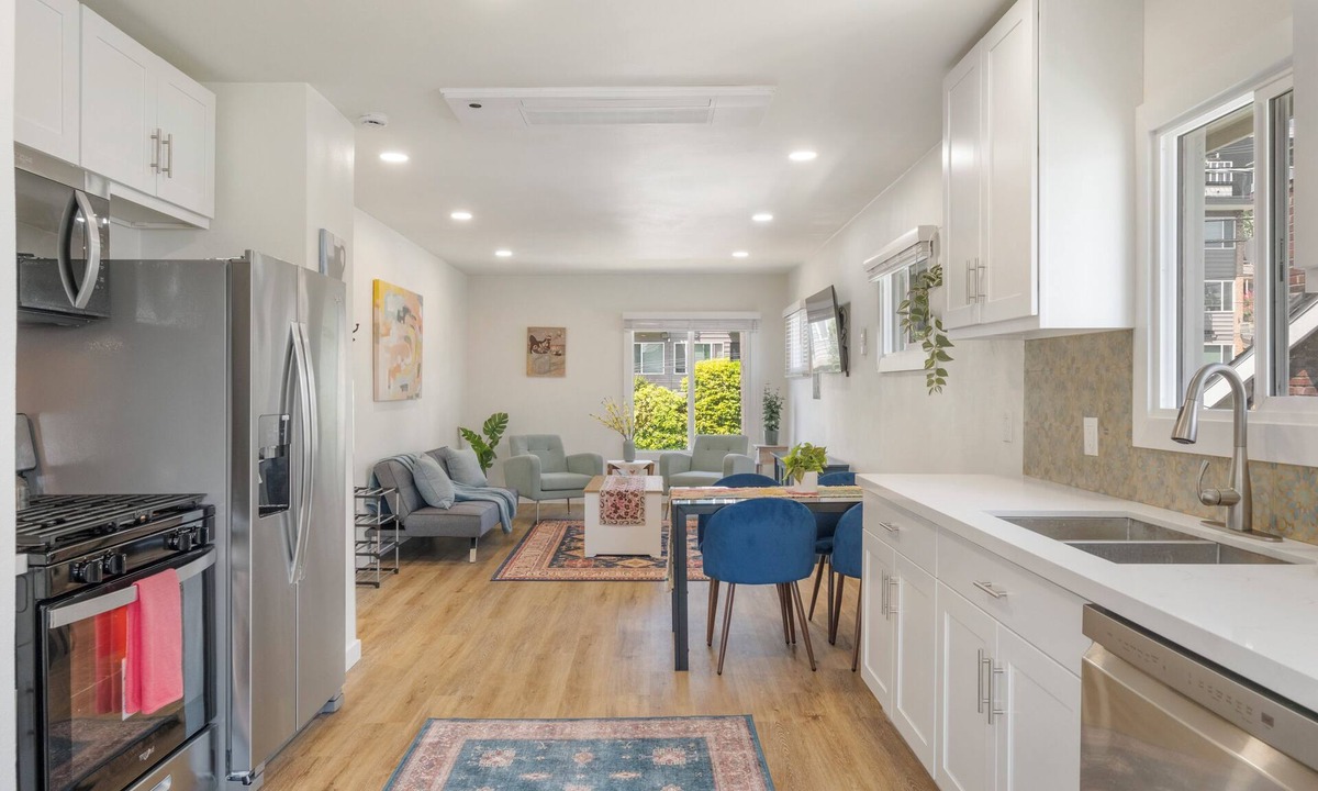 East Queen Anne Apartment | Emerald Leaf Upstairs