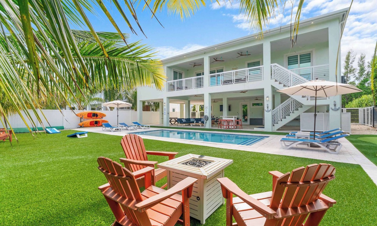 Marathon Villa | Emerald Oasis ~ Lux Waterfront Gem ~ Pool ~ Kayaks