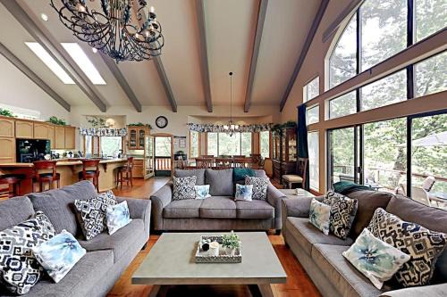 Cedar Glen House | Emerald Oasis
