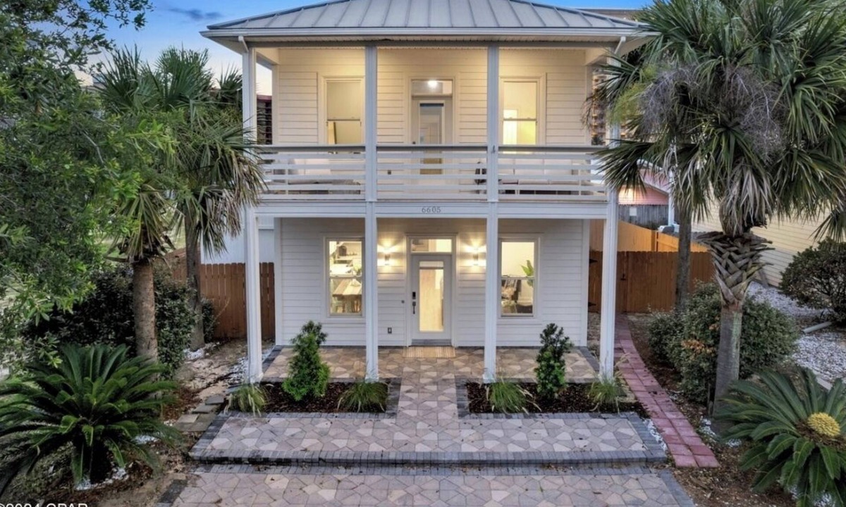Holiday Beach House | Emerald Oasis Beach House