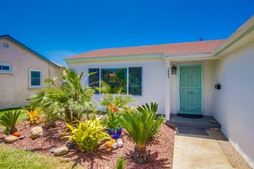 Pacific Beach House | Emerald Sea - 2 BD beach cottage with large yard - pet friendly