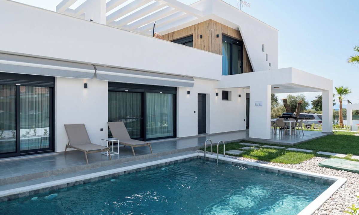 Skala Rachoniou Apartment | Emerald Three-Bedroom Villa with Private Pool and Rooftop