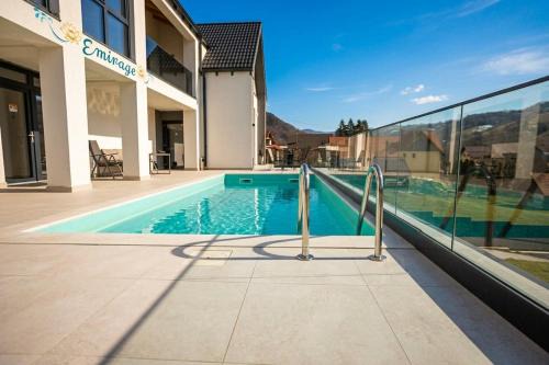 Bran House | Emirage Luxury Villa Infinity Pool and Spa