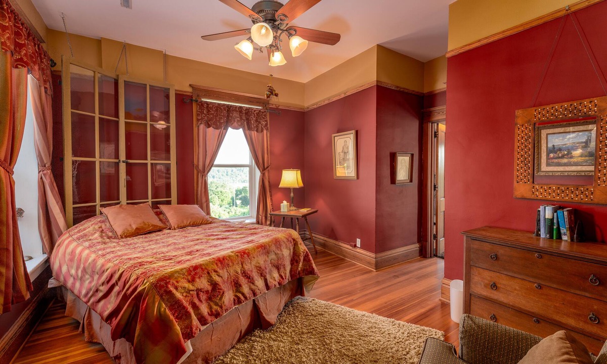 Elkader House | Emma Big Bear Suite at Elkader Jailhouse Inn