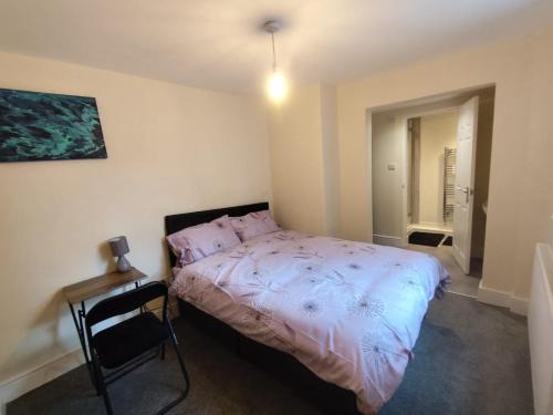 Salford House | En-Suite Double-Bedroom in the Heart of Salford Manchester CR2 Perfect for Short Stays