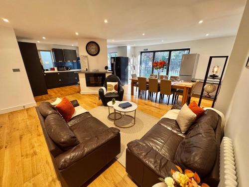 Barnhill House | En-suites with Free Parking, Wembley Park station and stadium