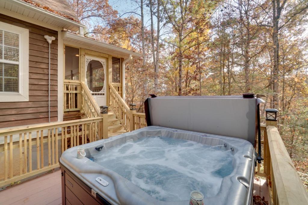 Hiawassee House | Enchanted Forest Cottage w/Hot Tub!