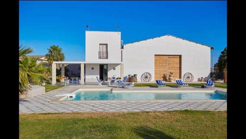 Paceco Villa | Enchanting Villa with Pool & Lush Garden in Sicily