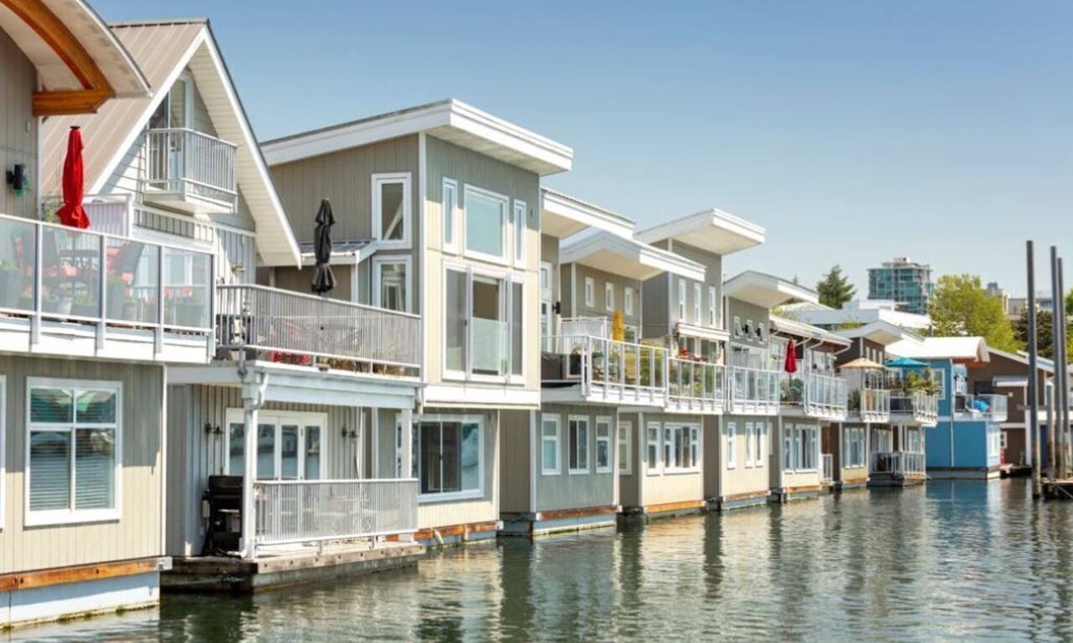 Lower Lonsdale Boat Rental | Encounter paradise at the oceans edge in a high-end floating home! Pets welcome.