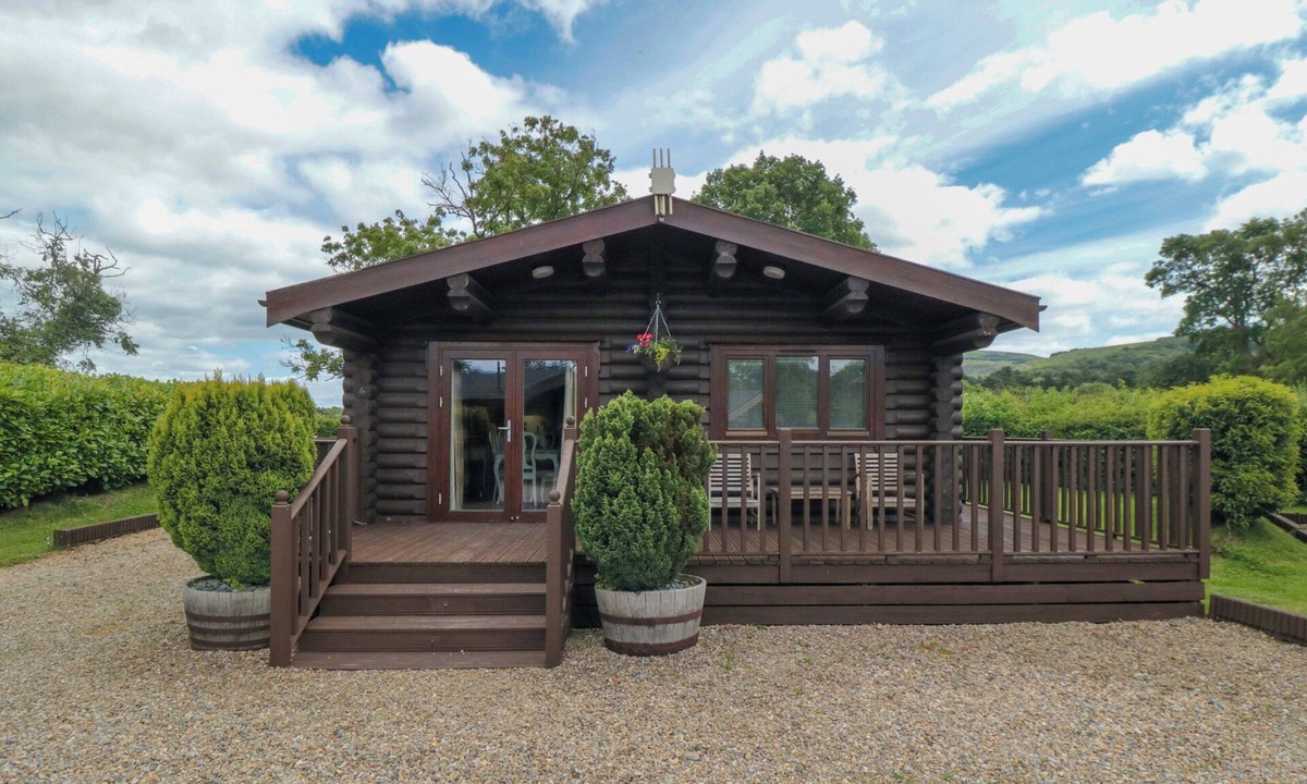 Carlton-in-Cleveland Cottage | ENDEAVOUR LODGE 4, family friendly, with hot tub in Stokesley
