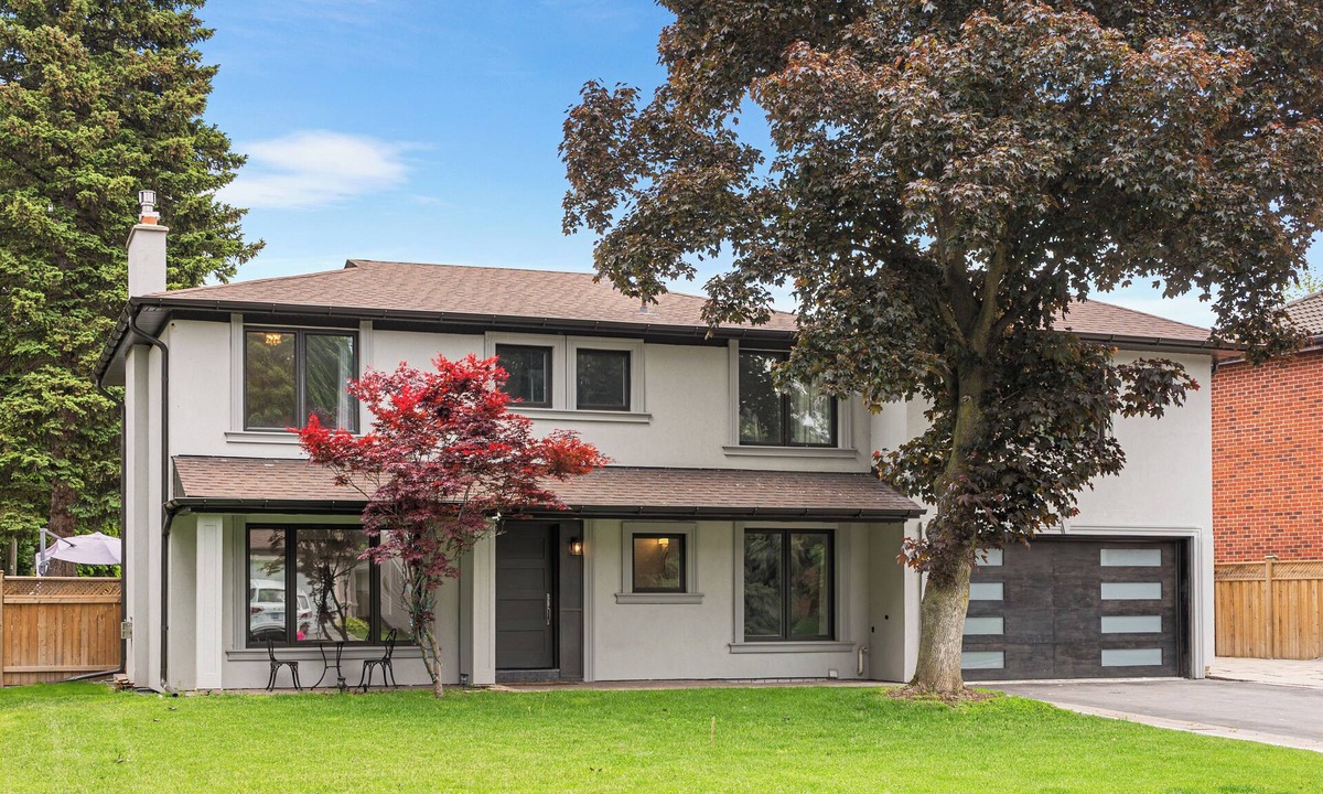 Newtonbrook House | Endless Comfort Awaits In This Poolside Hideaway!nTranquility meets convenience!