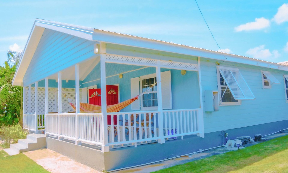 Chancery Lane House | "Endless Summer": 3-bedroom house in fabulous Christ Church with WiFi, AC