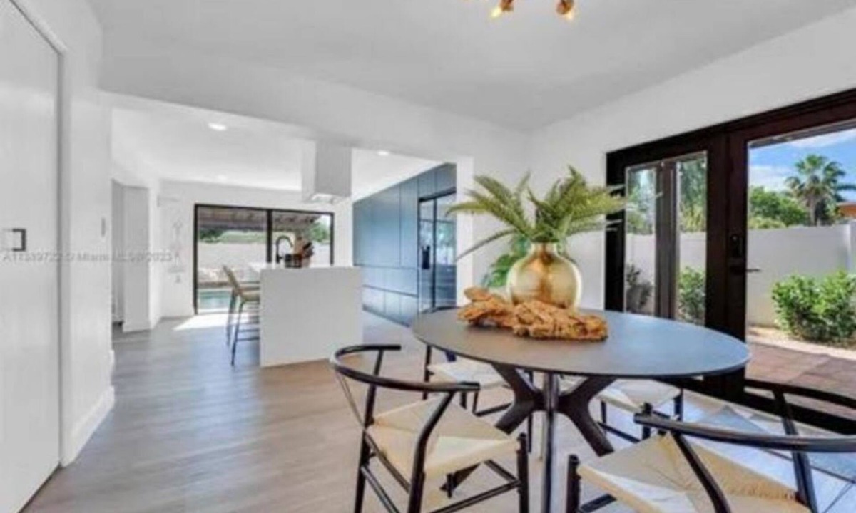 Hollywood Lakes House | Endless Summer pool house