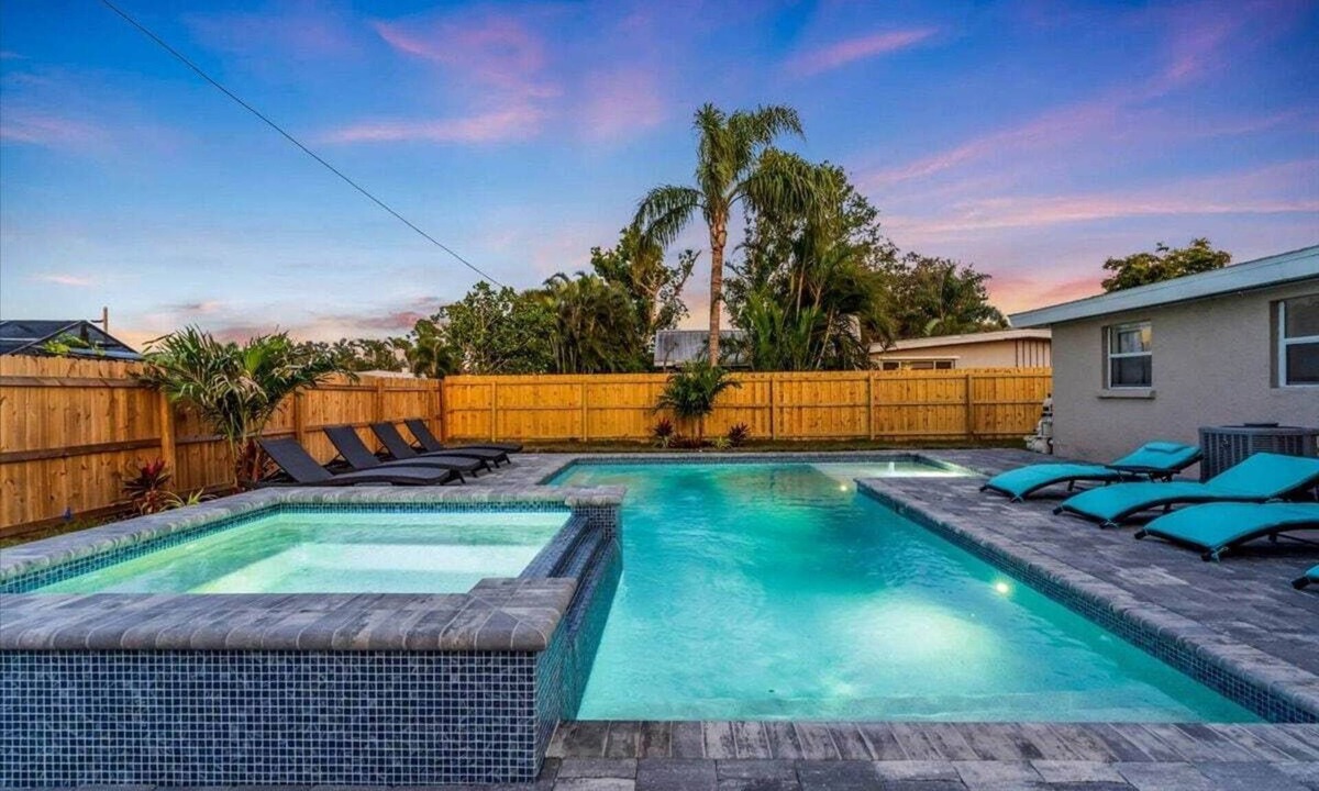 South Sarasota House | Endless Summer | Private Pool & HOT TUB