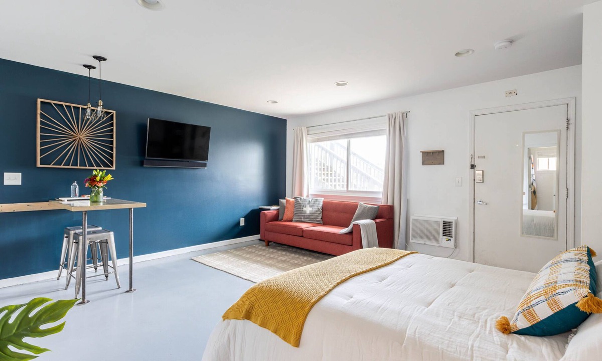 Melrose Condo | Enjoy a comfortable stay near Downtown Nashville