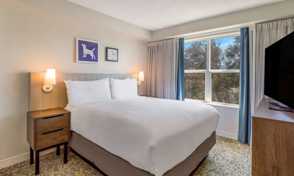 Oyster Point Hotel | Enjoy a Hassle-Free Stay! Short Drive to Conservatory of Flowers, Free Breakfast