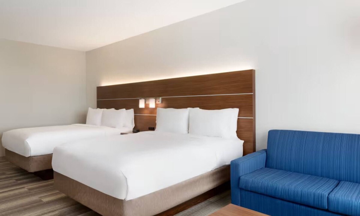 Roselawn Finance Hotel | Enjoy a Relaxing Stay in a Room w/Free Breakfast Near Top Attractions