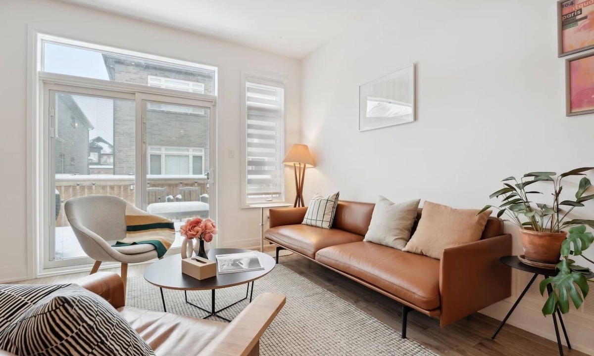 Innisfil House | Enjoy a stylish and comfortable stay in Barrie. This modern home offers cozy living spaces, fast WiFi, a fully equipped kitchen, and easy access to the waterfront, downtown, shopping, and local attractions — perfect for families, couples, or business