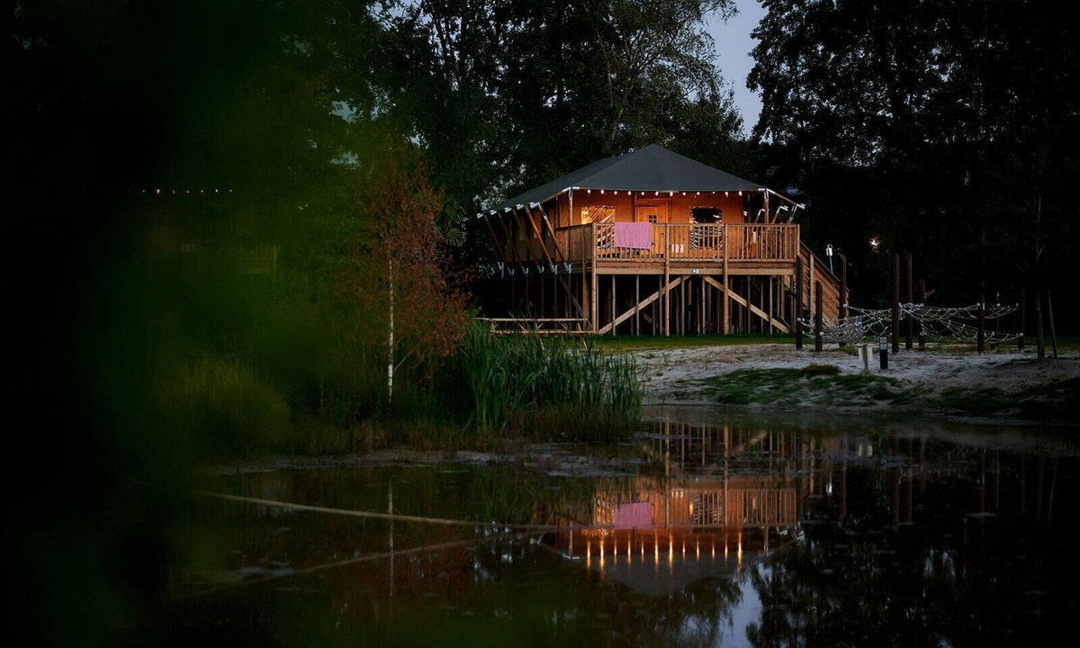 Nieuw Heeten House | Enjoy a unique glamping experience in the Safaricottage XL for 6 people at Vakantiepark de Sallandshoeve, in the heart of nature at the Sallandse Heuvelrug.