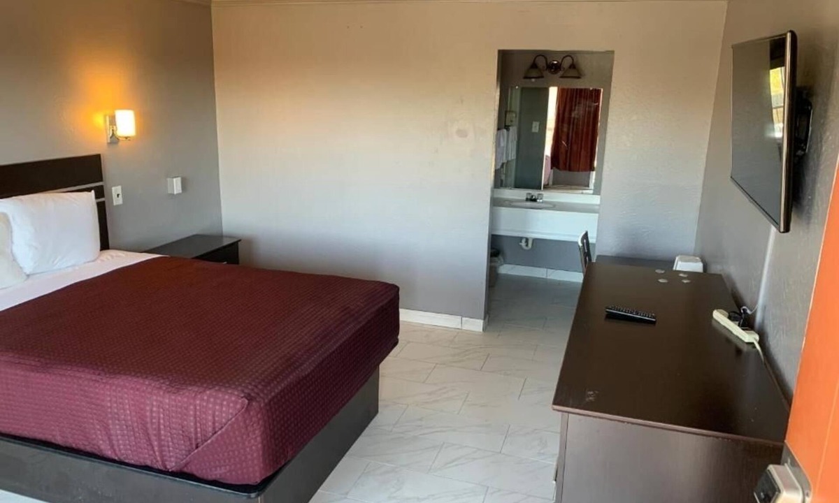 Beeville Hotel | Enjoy Affordable Comfort in a Private Room Near Beeville Dining, Free Parking