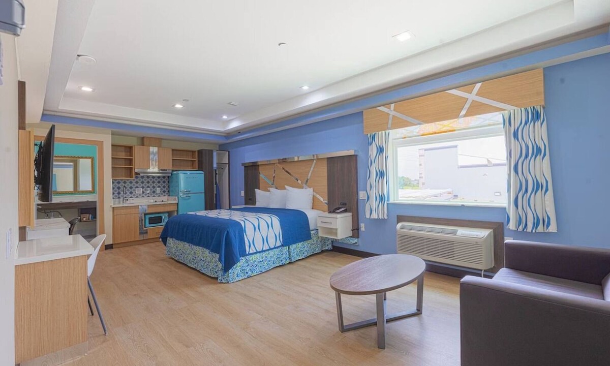 George Bush Park/Eldridge Hotel | Enjoy Affordable Comfort Near Attractions at Spacious Room in Southwest Houston