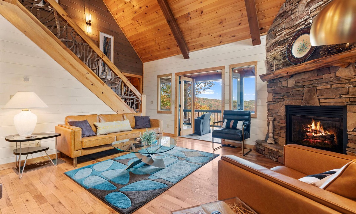 Blue Ridge House | Enjoy Blue Ridge Bliss at our Rustic-Chic Luxury Haven: Smoky Mountain Retreat