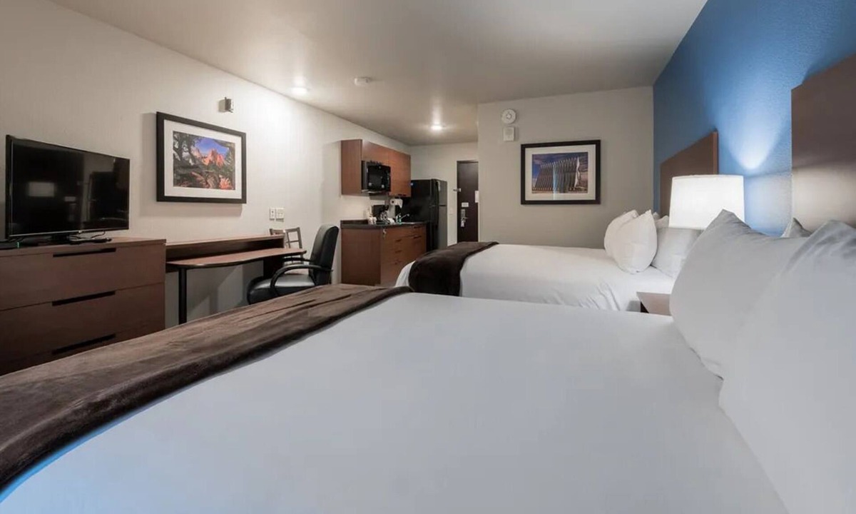 Brookings Hotel | Enjoy Brookings – 2 Queen Bed Suite w/Kitchenette, Dining & Easy City Access