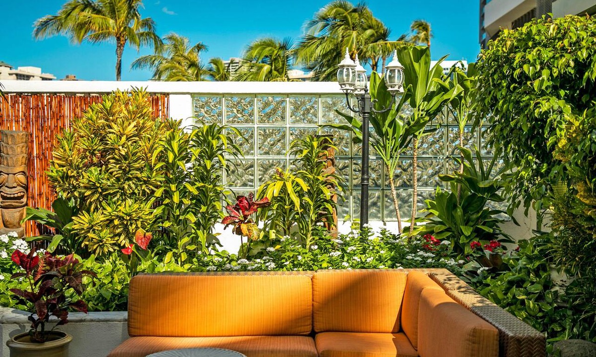 Waikiki Hotel | Enjoy Complimentary Breakfast | 3 Relaxing Rooms | Outdoor Pool