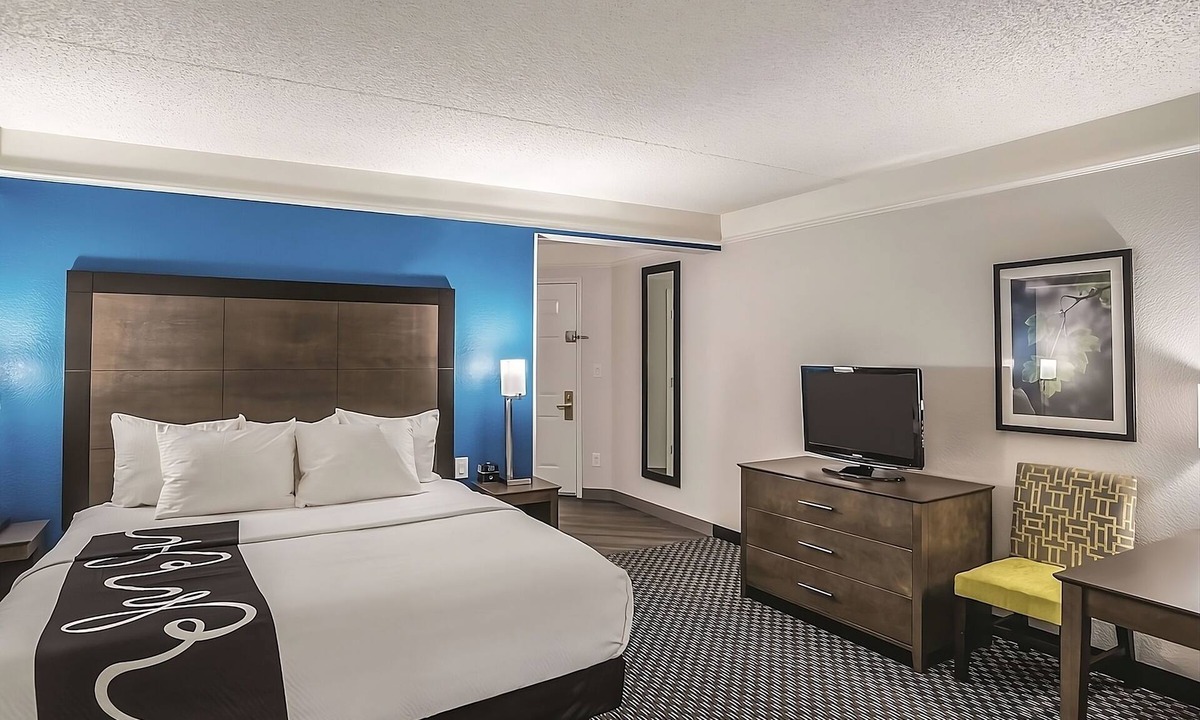 Ahwatukee Foothills Hotel | Enjoy Complimentary Breakfast from the Comfort of a Spacious Room