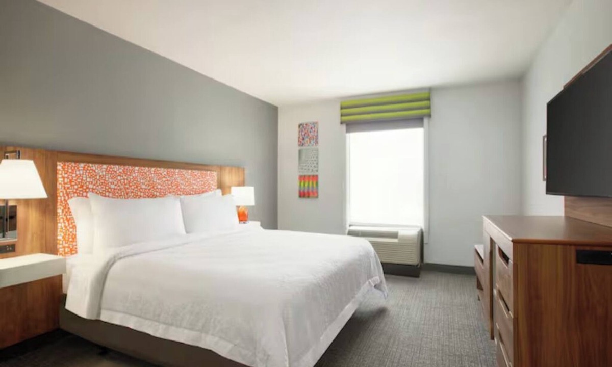 Houston Hotel | Enjoy Convenience & Comfort at This Modern Room w/Pool Access + Free Parking