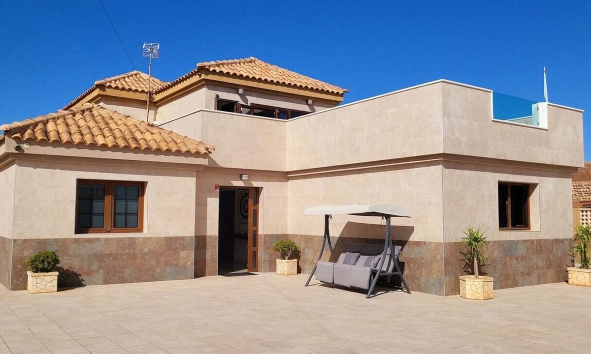 Puerto del Rosario Villa | Enjoy House, Large heated swimming pool & Jacuzzi, bbq and beautiful landscapes