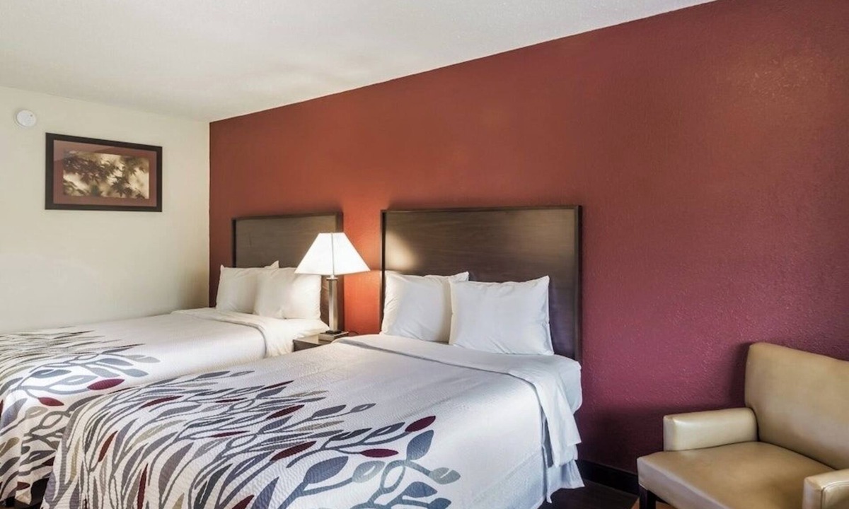 Washington Hotel | Enjoy On-Site Coffee in a Bright Private Room Near Meadows Racetrack & Casino