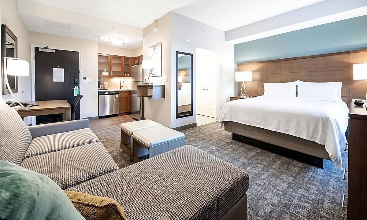 Naples Apartment | Enjoy Poolside Cocktails & BBQ at Studio Near Marco Island + Breakfast Included