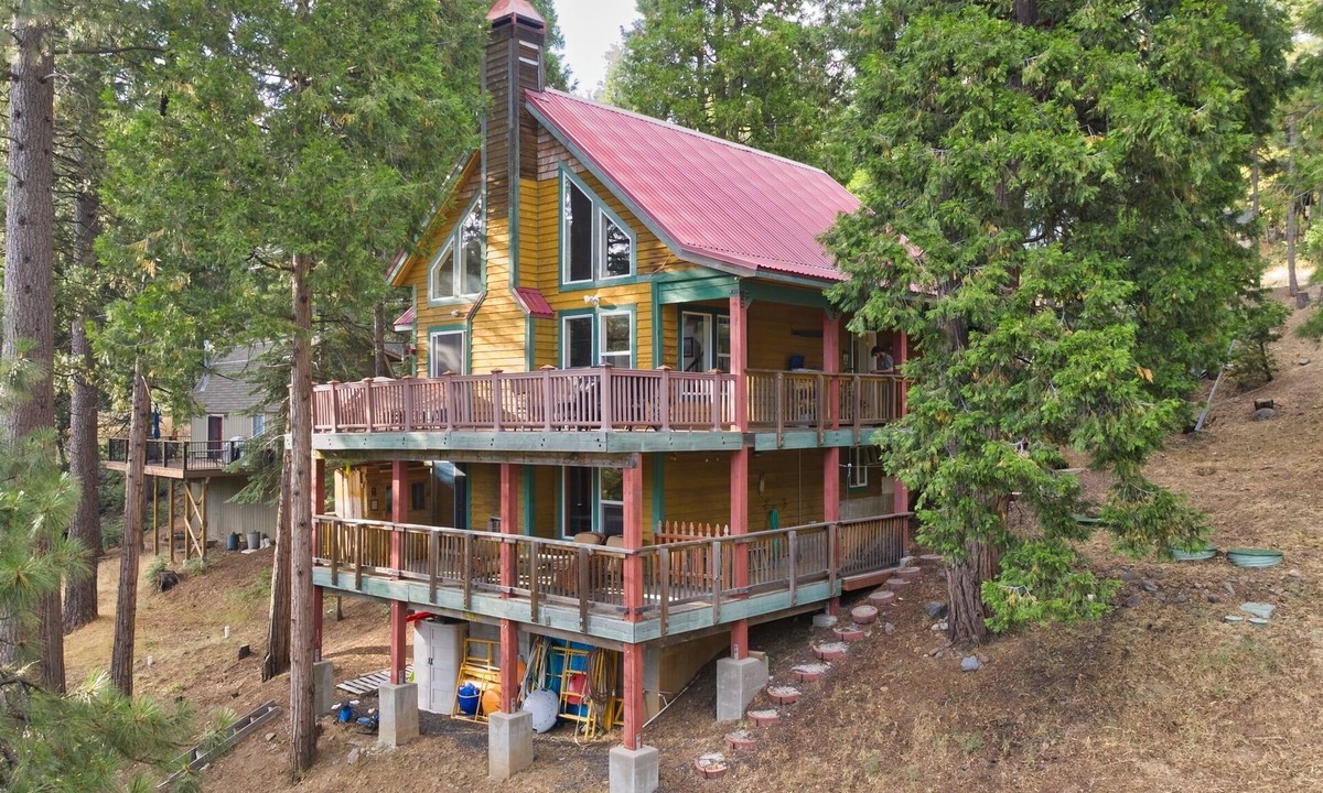 Cold Springs House | Enjoy snow with family.Parking pass for Dodge is a great feature of this cabin!