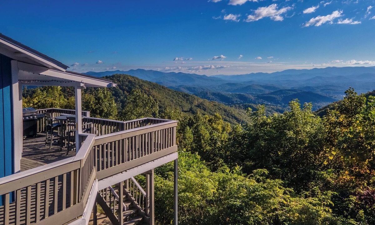 Franklin Cabin | Enjoy spring in the mountains of Franklin, NC! Welcome to Traces of Heaven.