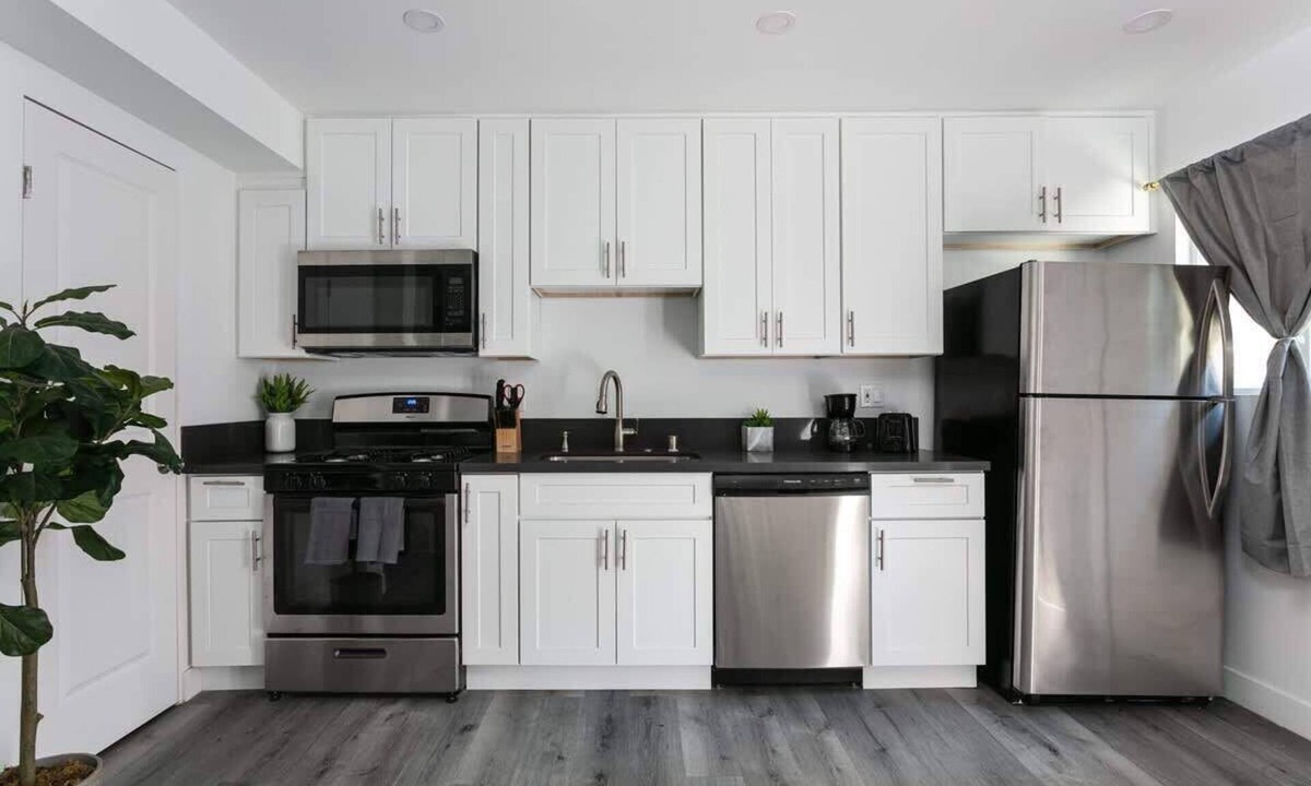 Glendale Apartment | Enjoy Stylish 3BR Apt, Sleeps 6 with Free Parking