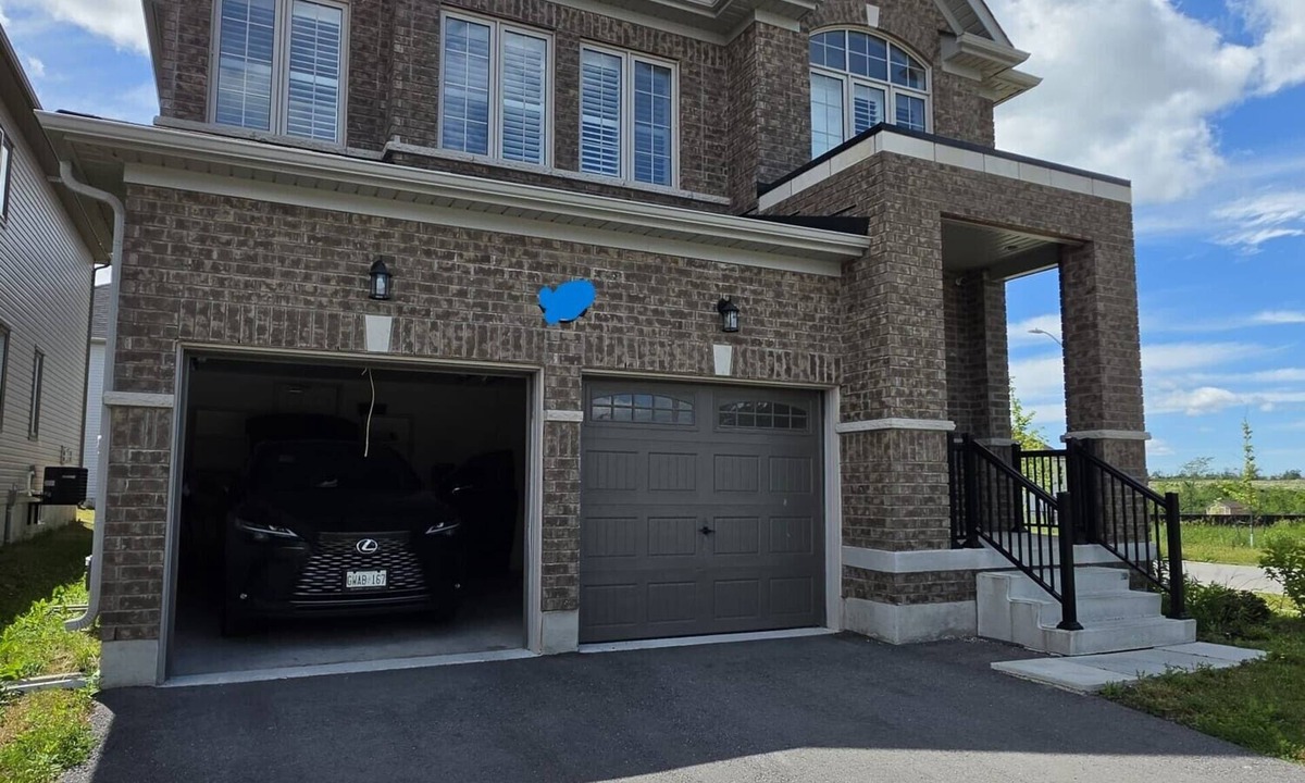 Lindsay House | Enjoy the comfort of this cozy home, minutes away from downtown!