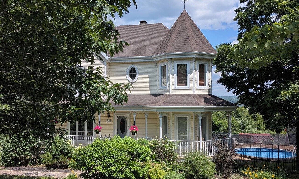 Prevost Ski Chalet | Enjoy the construction holidays near St-Sauveur, close to amenities and major routes! 3-bedroom chalet with an inground pool available only from July 28th to August 3rd, 2026.