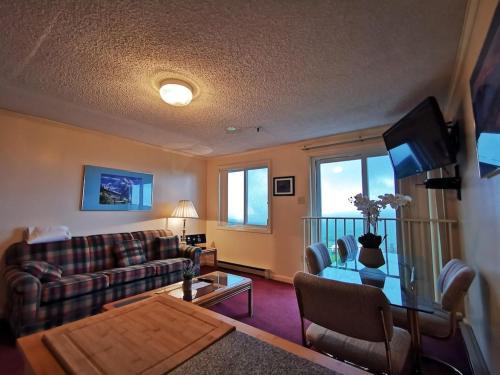 Edray Apartment | Enjoy the Long Range View, Ski in n out Top of the Mountain condo