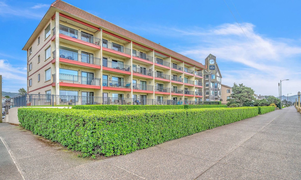 Seaside Condo | Enjoy the Prom from this beautiful oceanfront condo in the heart of Seaside!