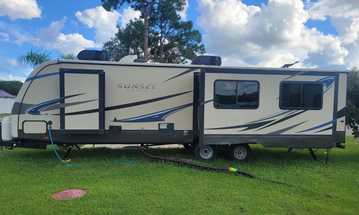 Indiantown House | Enjoy this beautiful one bedroom one bath RV surrounded by Florida’s nature.