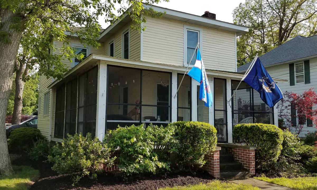 Lakeside House | Enjoy this year round cottage centrally located to all Lakeside has to offer.