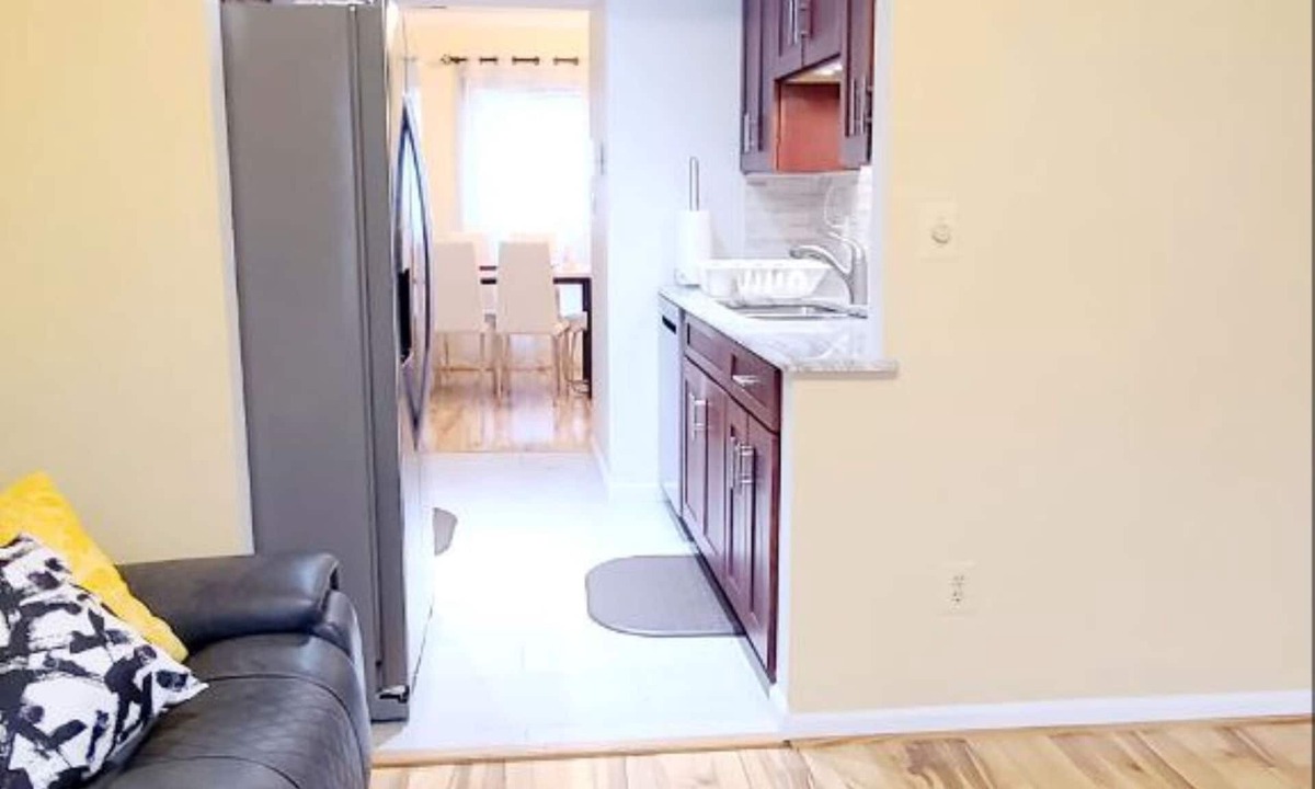 Franconia House | Enjoy your charming townhouse in the heart of Alexandria, 70' TV, wife, Fkitchen