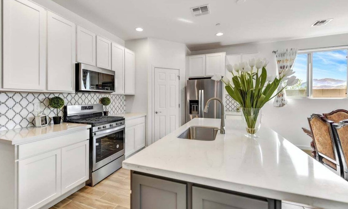 Laveen House | Enjoy your vacation with entertainment centers around