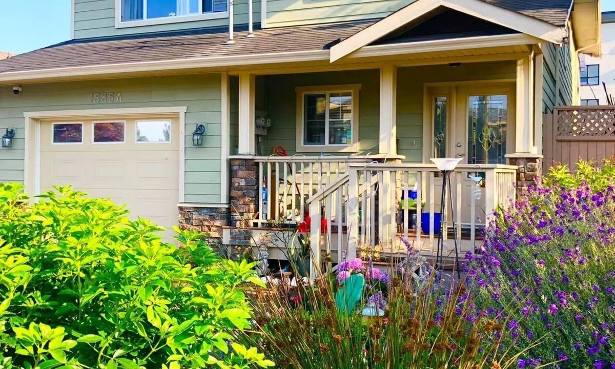Saanich East House | Enjoyable 2-bedroom house in lovely Saanich Core neighborhood