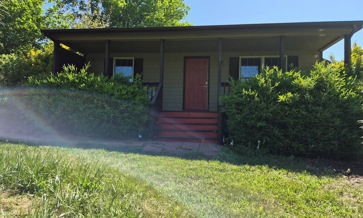 Afton Cottage | Enjoyable 2-bedroom cottage in Afton Virginia. 1.5 miles from the best winery!